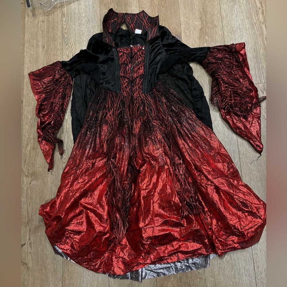 Vampire Halloween costume 🧛🏻‍♀️